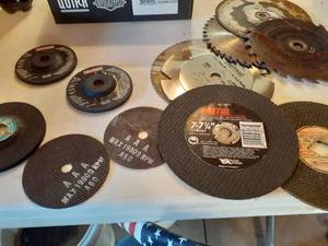 lot 1400 image: Miscellaneous saw blades, grinding wheels and cut off wheels