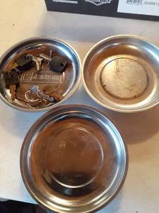 lot 1402 image: 3 magnetic bowls. (keys not included)