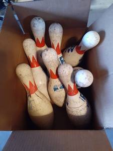 lot 1409 image: 8 Brunswick bowling pins.