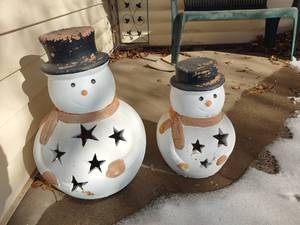 lot 3002 image: Clay snowmen decor set of 2