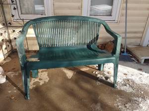 lot 3005 image: Plastic green patio bench