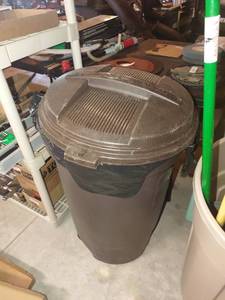 lot 1411 image: Rubbermaid Roughneck rolling trash can with lid