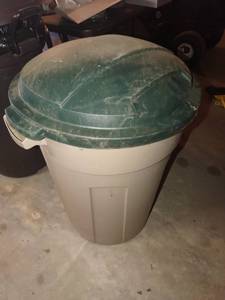 lot 1412 image: Cornerstone trashcan with lid