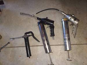 lot 1543 image: Craftsman and Central Pneumatic air grease guns with small grease gun