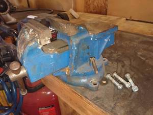 lot 1548 image: Blue bench vise