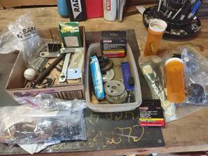 lot 1555 image: Assorted hardwares