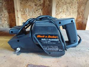 lot 1579 image: Black and Decker belt sander