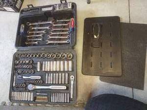lot 1589 image: Craftsman 114 piece tool set with case