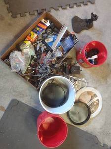 lot 1600 image: Assorted garage items