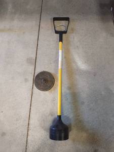 lot 1602 image: Magnet grabber and heavy duty magnet