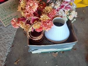 lot 2015 image: Table Lamp, baskets and faux fkowers