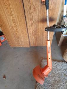 lot 2022 image: Black and Decker 10 inch weed eater with push button feed