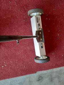 lot 2031 image: Central Machinery. 22 inch magnetic floor sweeper