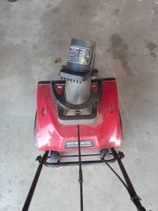 lot 2039 image: Snow Devil snow blower