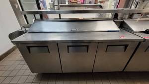lot 2865 image: True Sandwich  Salad Prep Table W a Refrigerated Base (#TSSU-72-18)