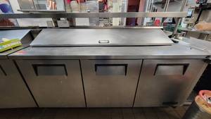 lot 2866 image: True Sandwich  Salad Prep Table W a Refrigerated Base (#TSSU-72-18)