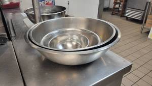 lot 2900 image: (6) Assorted Mixing Bowls