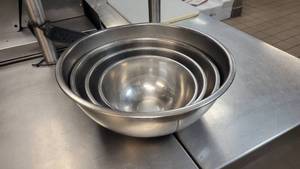 lot 2901 image: (5) Assorted Mixing Bowls