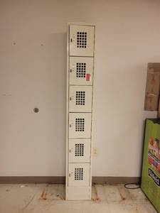 lot 2959 image: Skinny Locker