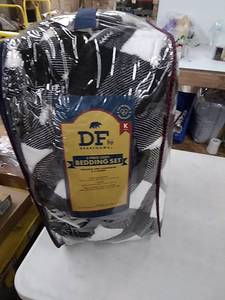lot 16735 image: DF 3 piece Bedding set