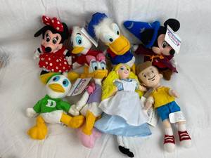 lot 7615 image: Lot of 8 Various Disney Pals
