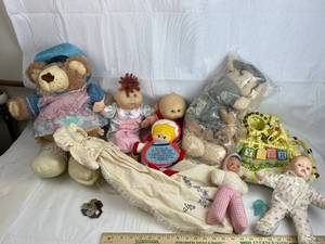 lot 7623 image: Childrens Lot of Beautiful Dolls, Macrame Diaper holder Bunnies and Vintage Dolls Cabbage Patch