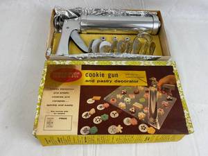 lot 7631 image: Vintage Wearever Cookie Gun and Pastry Decoration - In original Box w all pieces