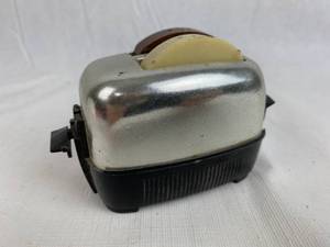 lot 7636 image: Vintage Salt and Pepper Shakers - Toaster 0 Moves up and down How Cool