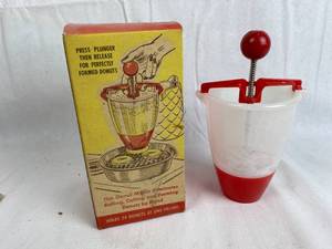lot 7640 image: Vintage Donut Maker - Popeil Brothers No 16 in original box