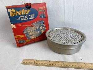 lot 7641 image: Vintage Grater and Pan Set w Original Box