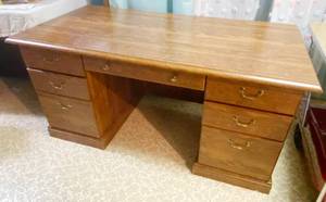 lot 7655 image: Executive Desk - Lots of Space