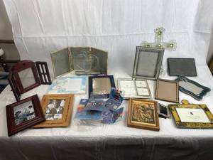 lot 7675 image: Lot of Picture Frames - Display those Keepsakes