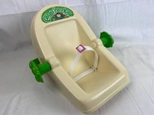 lot 7678 image: Vintage Cabbage Patch Kids Baby Doll Carrier - Great Condition