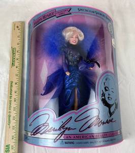 lot 9090 image: Marilyn Monroe Collectible Doll Spectacular Showgirl - New in Package