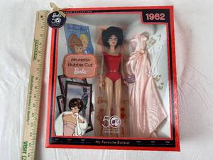 lot 9092 image: Barbie 50th Anniversary Brunette Bubble Cut Barbie - 1962 My Favorite Barbie