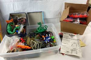 lot 9118 image: Very Cool Micro Machine Race Track and Action Figures