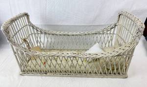 lot 9129 image: Vintage Wicker Doll Bed