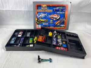 lot 9131 image: Hot Wheel Highway 35 World Race Car Case, Cars Included