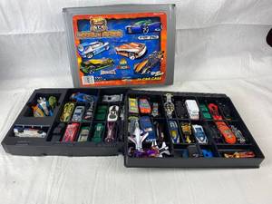 lot 9132 image: Hot Wheel Highway 35 World Race Car Case, Cars Included