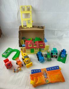 lot 9147 image: Bob the Builder Collectible Toys and Buildable House and Tool Belt