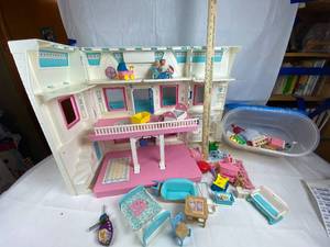 lot 9153 image: Fisher Price Doll House w Accessories