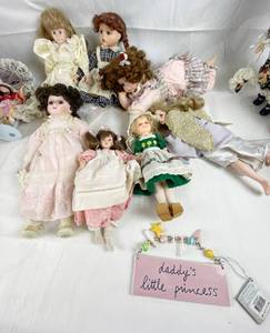lot 9156 image: Lot of Porcelain Dolls - Boyds Collection, # 7098 Jamie Doll, & More, Plus Daddys Little Princess Sign wtag