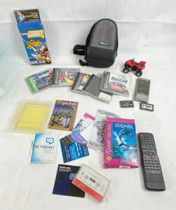 lot 9187 image: Lot of Misc. Game Boy Advance SP Case, 2 DS Games and Game Cases (Empty)