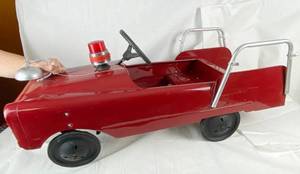 lot 7654 image: Vintage Childrens Sized Firetruck Pedal Car - Very nice in working Condition MUST SEE