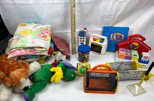 lot 9242 image: Lot of Sheets, Toys, Stuffed Animals