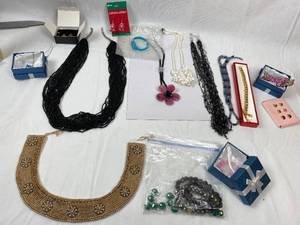 lot 9258 image: Beautiful Costume Jewelry - Necklaces, Bracelets, Earrings