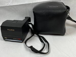 lot 9265 image: Vintage Polaroid 600 Land Camera, Autofocus 660 wPolaroid Carrying Case