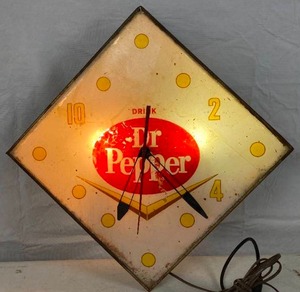 lot 6075 image: Vintage DR. PEPPER Electric Light Up Clock   Very Cool
