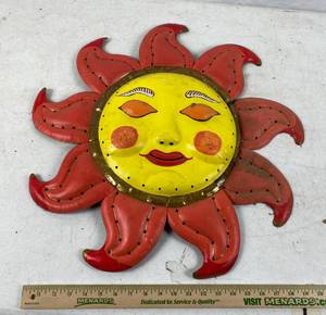 lot 6085 image: LARGE Sun Face Metal Wall Decor. Great for Patio - see pics