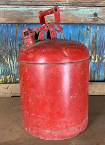 lot 6124 image: Vintage Metal EAGLE 5 Gallon Gas Can